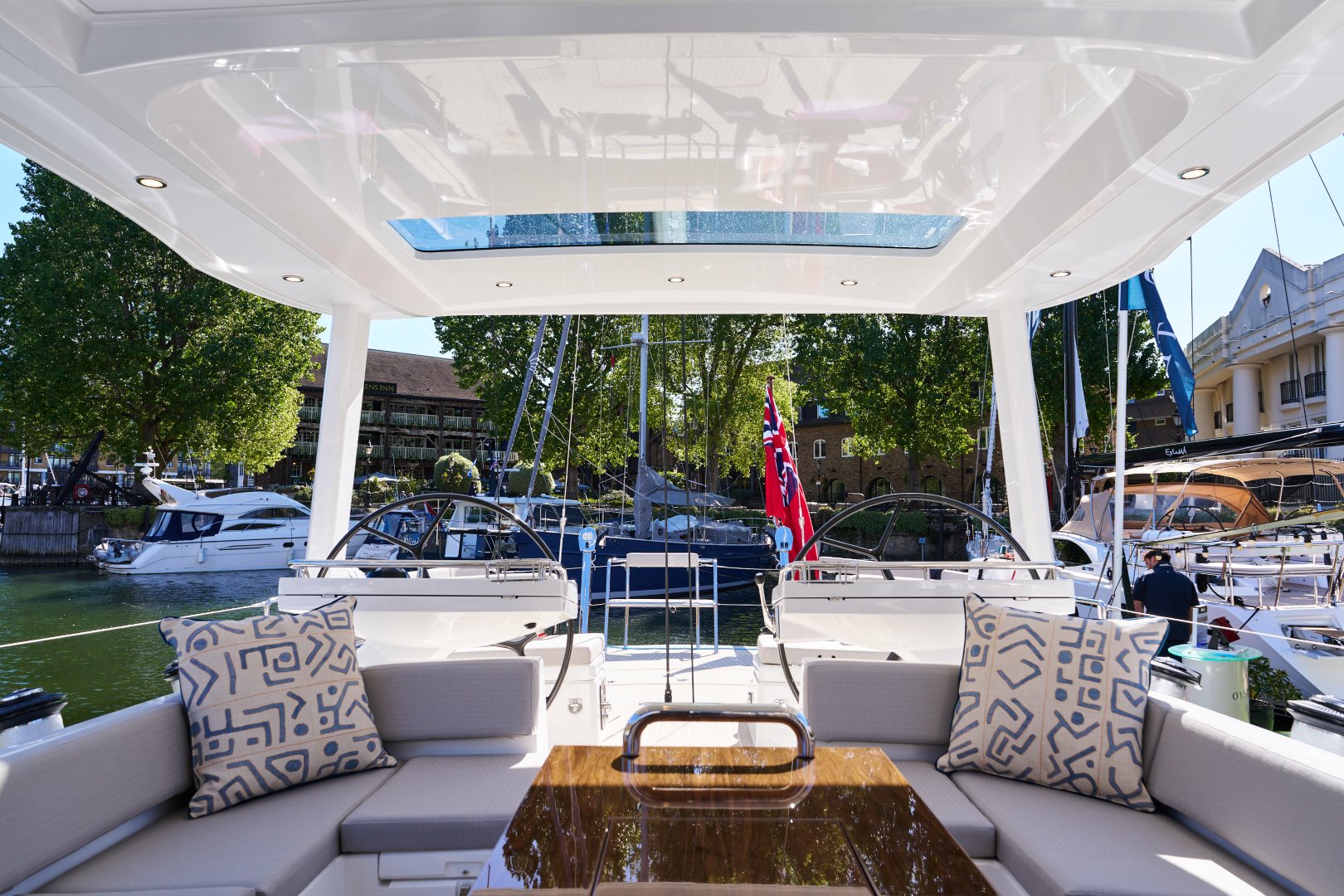 Veleros de lujo Oyster Yachts expuestos en St Katharine Docks de Londres